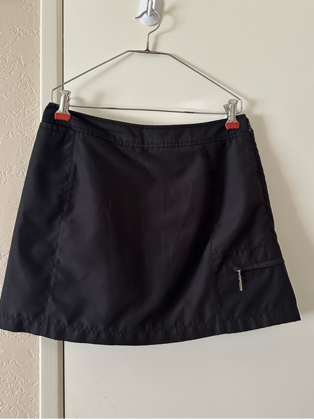 Izod Skort - size 8 Black - zips with Pockets
